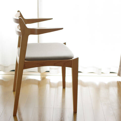 チェリー材のアーム椅子