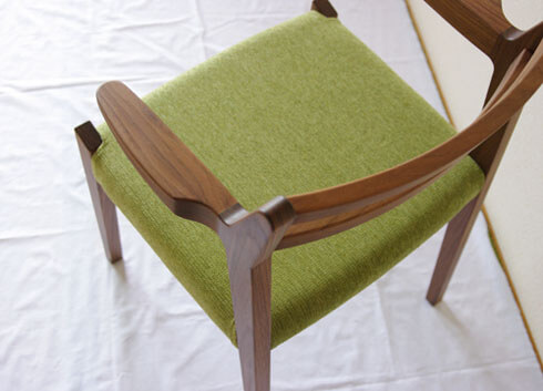 ウォールナット材のアーム椅子