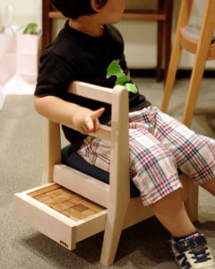 木のかわいい子供椅子