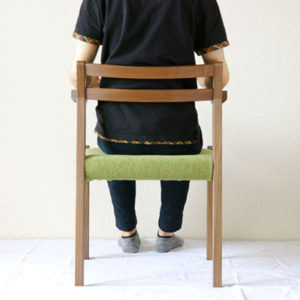 ルンバが通る無垢材アーム椅子