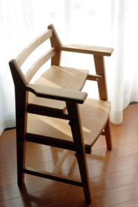 木のダイニング用子供椅子