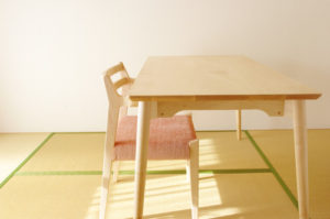 inahono furniturenの無垢材テーブル