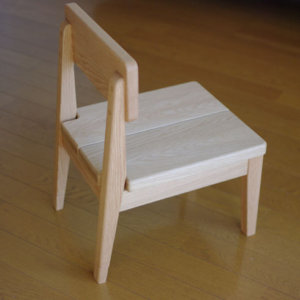 無垢材の子供椅子　inahono furniture