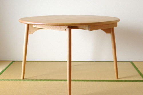 ianhono furnitureの無垢材丸テーブル