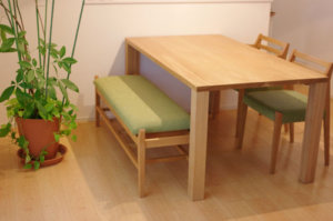 ナラ材のベンチとダイニングテーブル