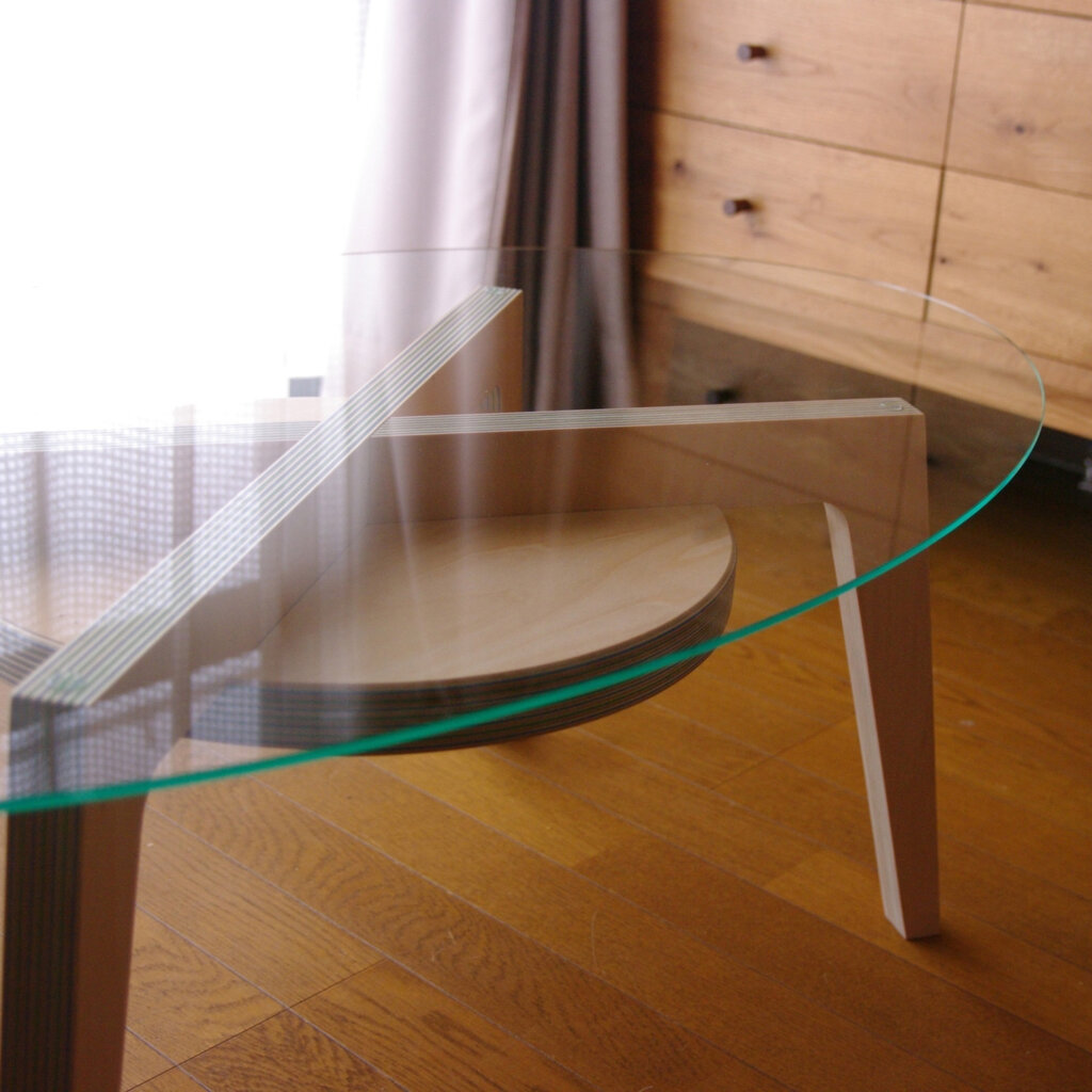 ガラスのローテーブル